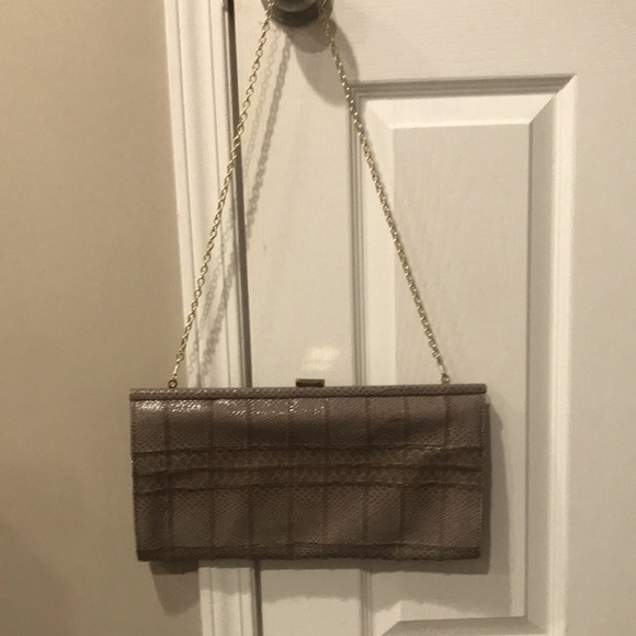 Beige large snake scale shoulder bag very cute has gold chain - Picture 1 of 3